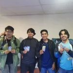 cuatro personas posando para una foto