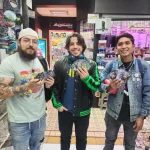 tres personas posando