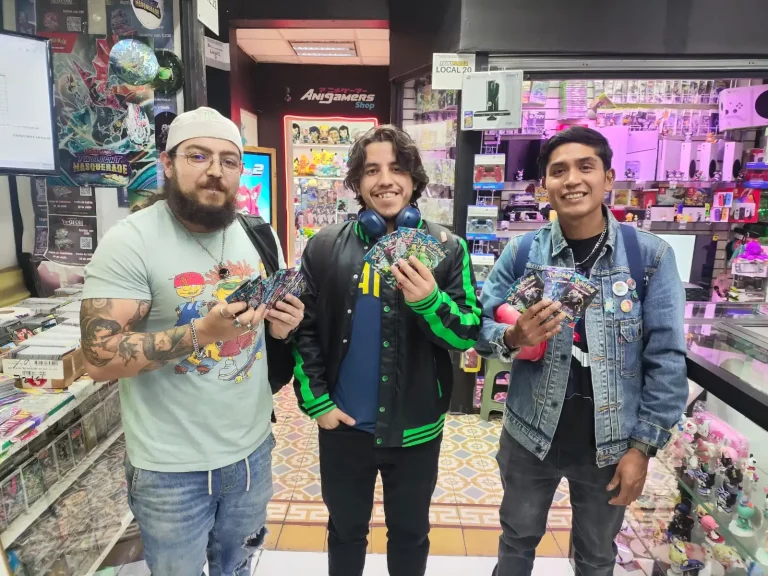 tres personas posando