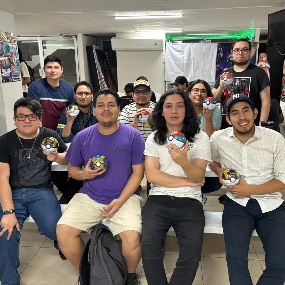 Jugadores de Pokémon sosteniendo una Pokébola