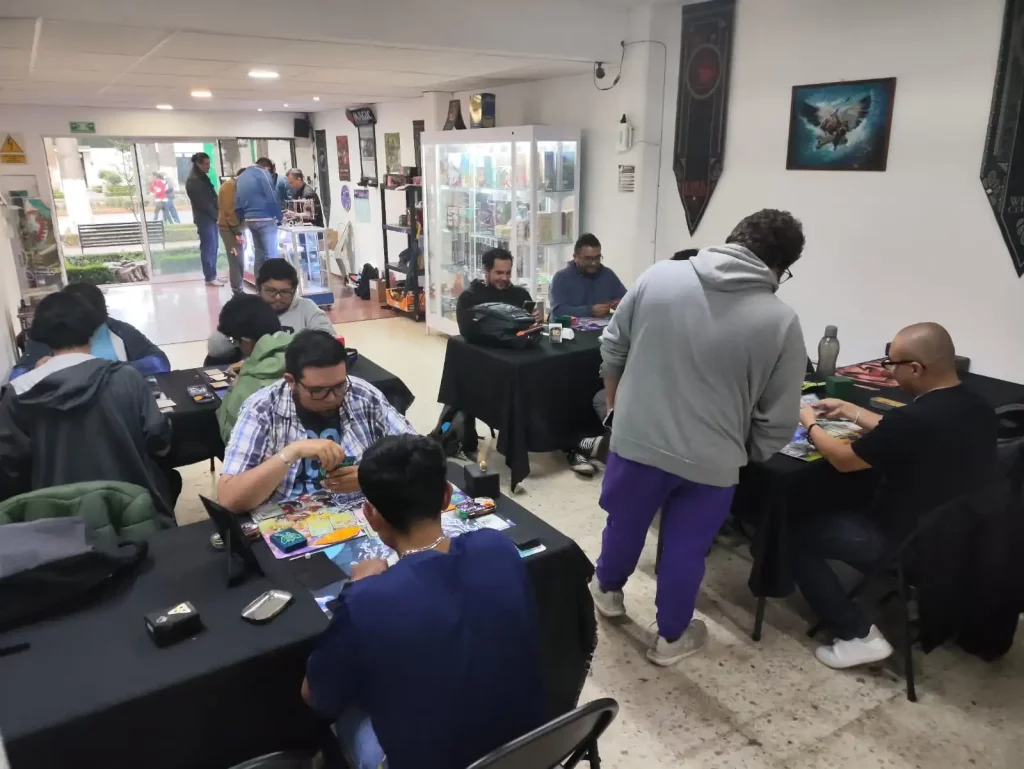 Una tienda de juegos de cartas con jugadores