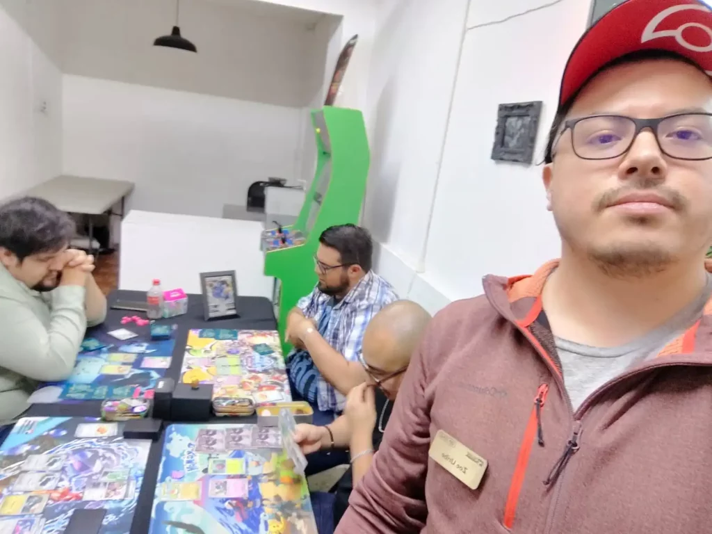 Personas jugando pokémon, mientras posan para una foto