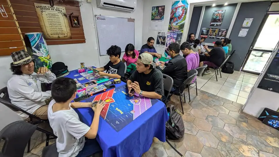 jugadores platicando, sentados en sillas