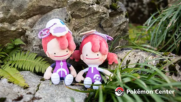 Peluches entrenadora Pokémon Pokopia con Ditto en la cabeza dos versiones Pokémon Center entre helechos