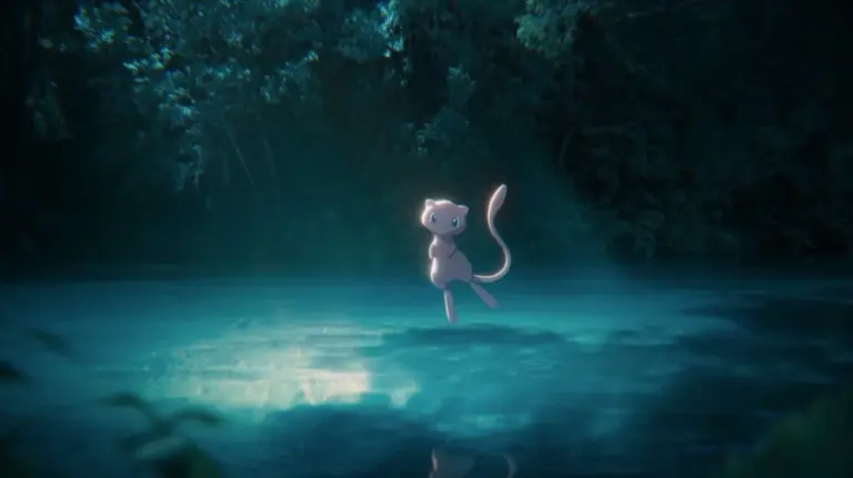 Mew Pokémon mítico flotando sobre lago en bosque oscuro nocturno con luz azul cinematográfica
