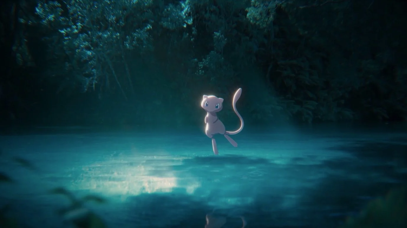 Mew Pokémon mítico flotando sobre lago en bosque oscuro nocturno con luz azul cinematográfica