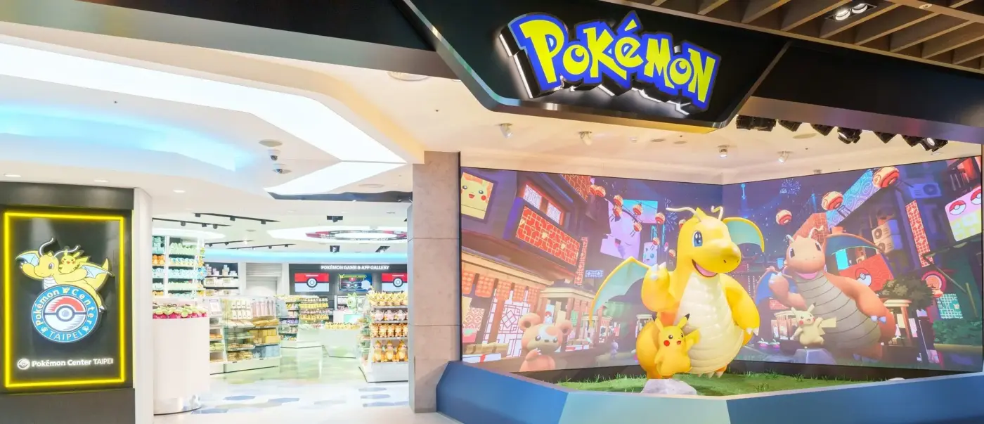 Pokémon Center Taipei fachada oficial con estatuas de Dragonite y Pikachu y mural temático de la ciudad