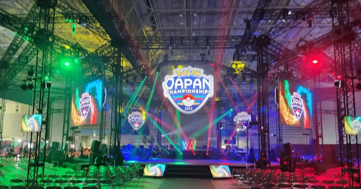 Pokémon Japan Championships 2026 escenario principal con logo LED pantallas y juego de luces recinto