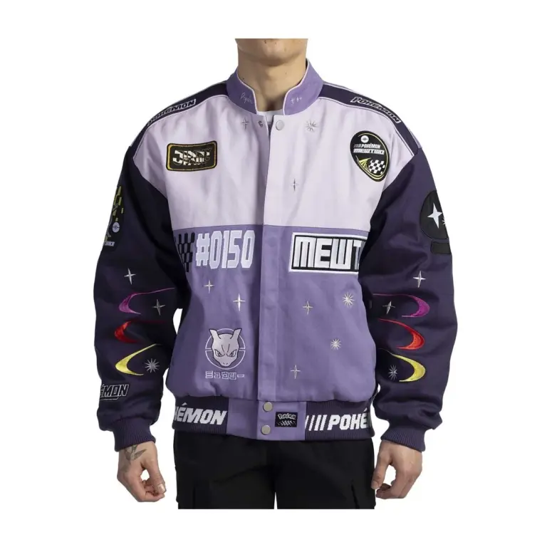 Chaqueta racing Pokémon Mewtwo número 0150 en tonos morados con parches y bordados estilo motorsport
